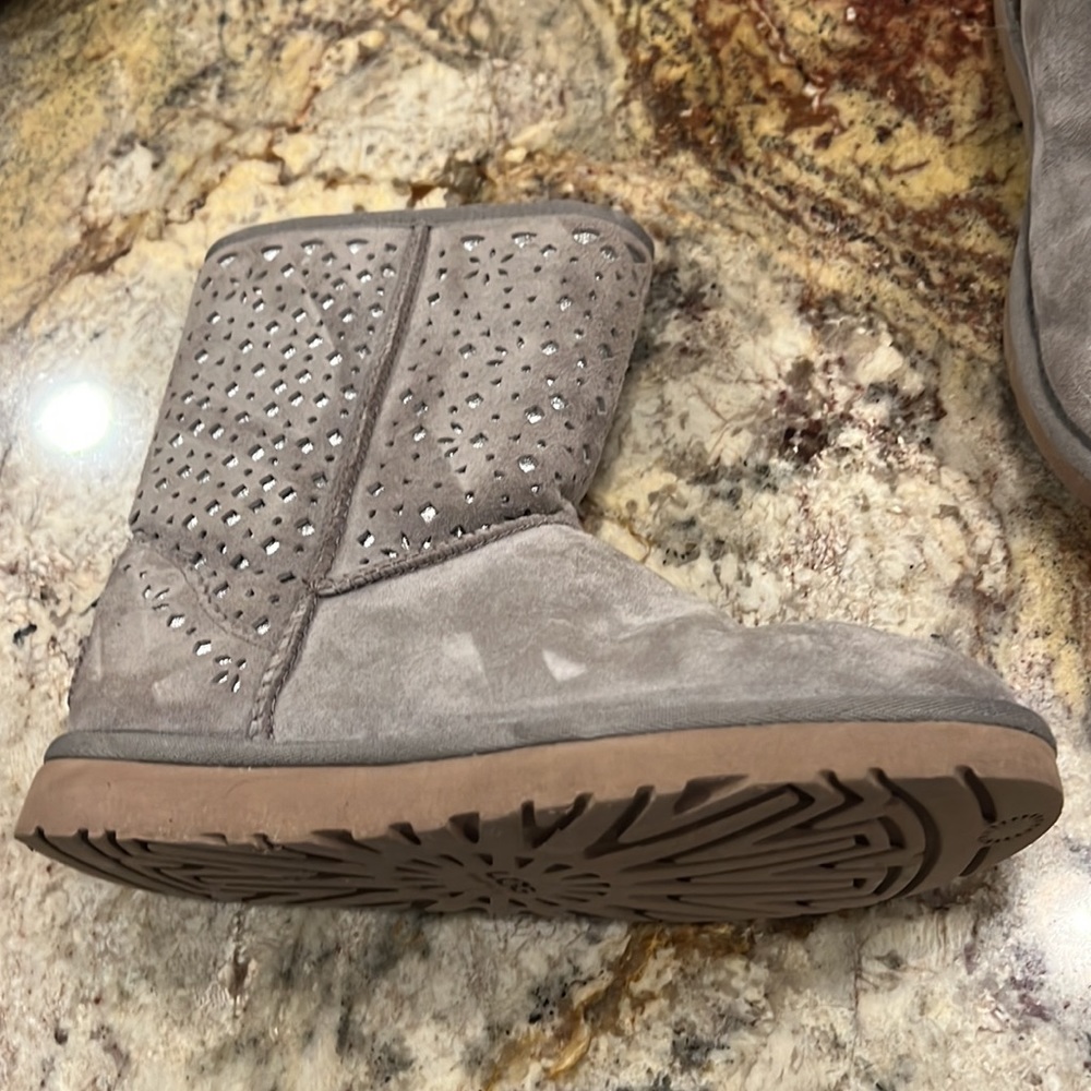 Women’s Ugg boot
Excellent condition - Picture 2 of 3